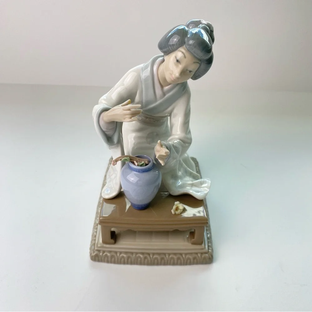 VINTAGE LLADRO JAPANESE GIRL DECORATING Flower Arranger - Picture 1 of 9